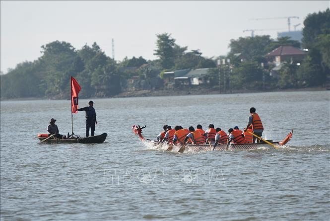 Một đội tham gia giải đua thuyền trên sông Đồng Nai năm 2026. Ảnh: Công Phong - TTXVN