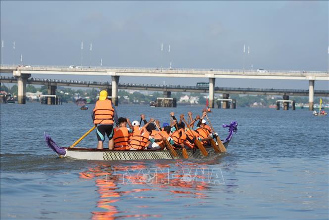 Một đội tham gia giải đua thuyền trên sông Đồng Nai năm 2026. Ảnh: Công Phong - TTXVN