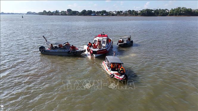 Ca nô lai dắt thuyền bị lật vào bờ. Ảnh: Công Phong - TTXVN