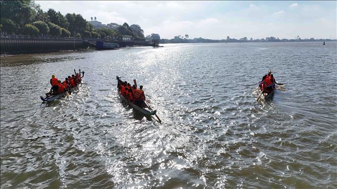 Các đội tranh tài tại giải đua thuyền trên sông Đồng Nai năm 2026. Ảnh: Công Phong - TTXVN