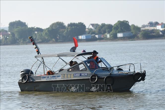 Lực lượng chức năng huy động ca nô túc trực trên sông Đồng Nai để ứng phó nếu có sự cố xảy ra. Ảnh: Công Phong - TTXVN
