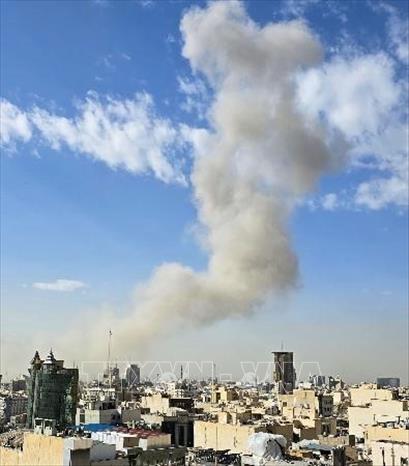 Khói bốc lên từ thủ đô Tehran, Iran sau cuộc không kích của Israel ngày 28/2/2026. Ảnh: Kyodo/TTXVN