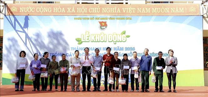 Trao quà cho người dân có hoàn cảnh khó khăn. Ảnh: Nguyễn Nam-TTXVN