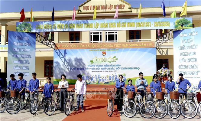Trao tặng xe đạp cho học sinh vượt khó học giỏi. Ảnh: Nguyễn Nam-TTXVN