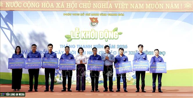 Trao biển tượng trưng hỗ trợ 10 tỷ đồng nguồn vốn vay cho thanh niên khởi nghiệp 10 đơn vị. Ảnh: Nguyễn Nam-TTXVN