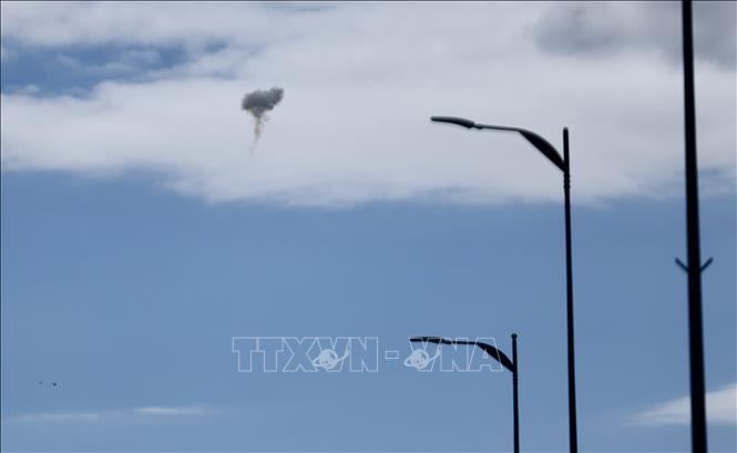 Khói bốc lên trên bầu trời ở khu vực Jerusalem, Israel ngày 28/2/2026. Ảnh: THX/TTXVN