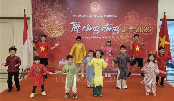 Thiếu nhi biểu diễn văn nghệ chào Tết Bính Ngọ. Ảnh: Minh Thái - Phóng viên TTXVN tại Indonesia