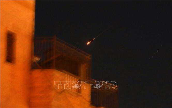 Tên lửa được lực lượng Houthi phóng xuống thành phố Hebron, Khu Bờ Tây nhằm chống lại Israel. Ảnh: THX/TTXVN