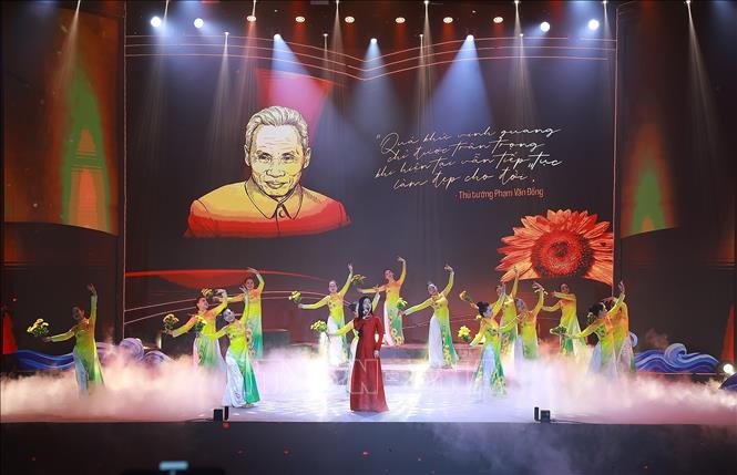Chương trình nghệ thuật chính luận “Thủ tướng Phạm Văn Đồng - trọn đời vì nước, vì dân”. Ảnh: Dương Giang-TTXVN
