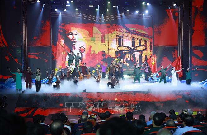 Chương trình nghệ thuật chính luận “Thủ tướng Phạm Văn Đồng - trọn đời vì nước, vì dân”. Ảnh: Dương Giang-TTXVN
