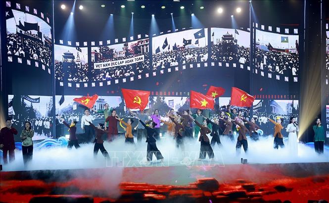 Chương trình nghệ thuật chính luận “Thủ tướng Phạm Văn Đồng - trọn đời vì nước, vì dân”. Ảnh: Dương Giang-TTXVN
