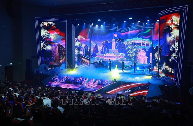 Chương trình nghệ thuật chính luận “Thủ tướng Phạm Văn Đồng - trọn đời vì nước, vì dân”. Ảnh: Dương Giang-TTXVN
