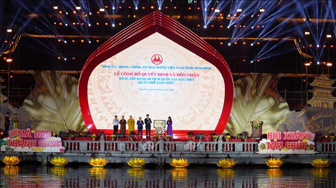 Bà Lê Thị Thu Hiền, Cục trưởng Cục Di sản văn hóa, Bộ Văn hóa Thể thao và Du lịch công bố và trao Quyết định của Thủ tướng chính phủ quyết định xếp hạng Di tích Quốc gia đặc biệt, trao Bằng xếp hạng Di tích Quốc gia đặc biệt Quần thể Tam Chúc cho tỉnh Ninh Bình. Ảnh: Thanh Tuấn - TTXVN