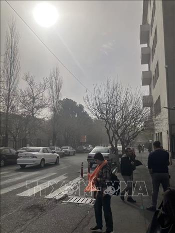 Người dân Iran trên tuyến phố gần Trường Đại học Tehran sau vụ tấn công của Israel và Mỹ, ngày 28/2/2026. Ảnh: THX/TTXVN