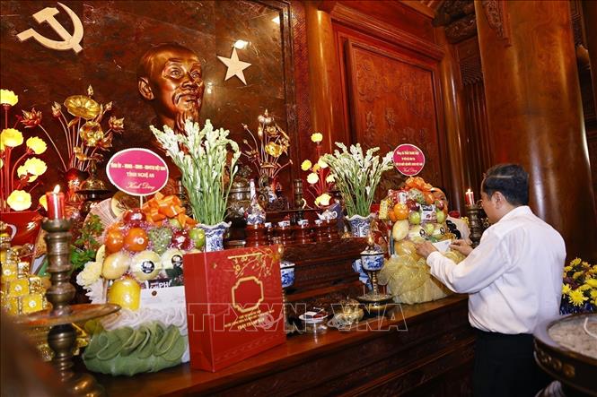 NA leader pays tribute to President Ho Chi Minh in Nghe An - VNA Photos ...