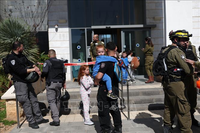 Quân đội Israel kiểm tra một tòa nhà bị thiệt hại do trúng tên lửa tại thành phố Tirat Carmel ngày 28/2/2026. Ảnh: THX/TTXVN