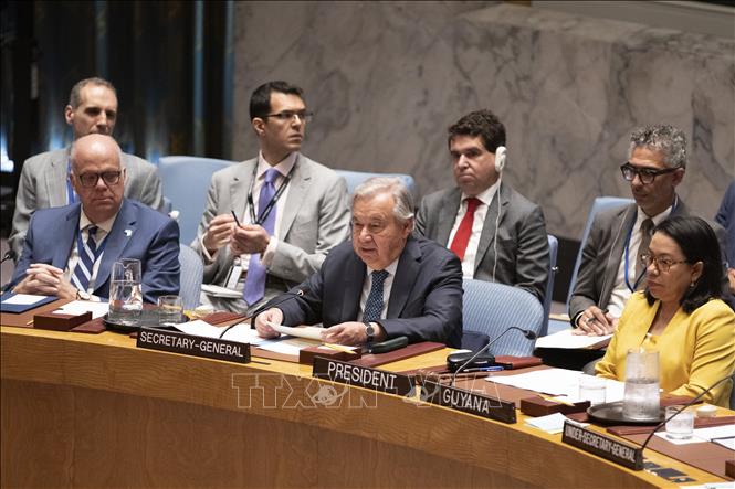 Phát biểu mở đầu phiên họp, Tổng thư ký LHQ Antonio Guterres (giữa, phía trước) đã lên án các vụ tấn công nhằm vào Iran, cảnh báo hành động quân sự ở Trung Đông có thể gây ra những hậu quả khôn lường, tiềm ẩn nguy cơ châm ngòi cho một chuỗi sự kiện mà không ai có thể kiểm soát được tại khu vực bất ổn nhất thế giới. Người đứng đầu LHQ hối thúc cộng đồng quốc tế “làm tất cả những gì có thể để ngăn chặn căng thẳng leo thang hơn nữa”. Ảnh: THX/TTXVN
