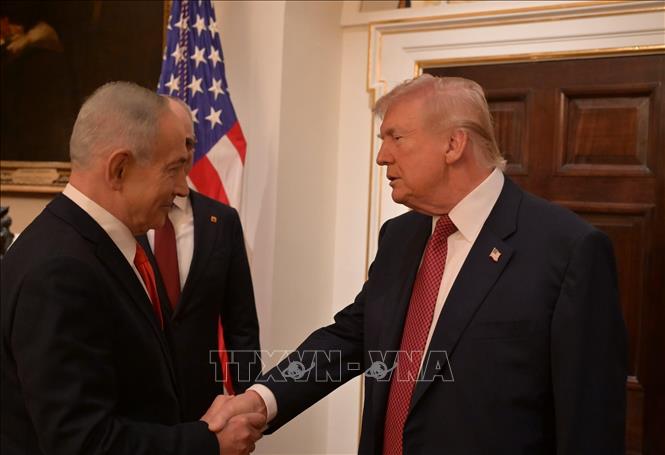 Tổng thống Mỹ Donald Trump (phải) đón Thủ tướng Israel Benjamin Netanyahu tại Nhà Trắng ở Washington, D.C., ngày 11/2/2026. Ảnh: THX/TTXVN
