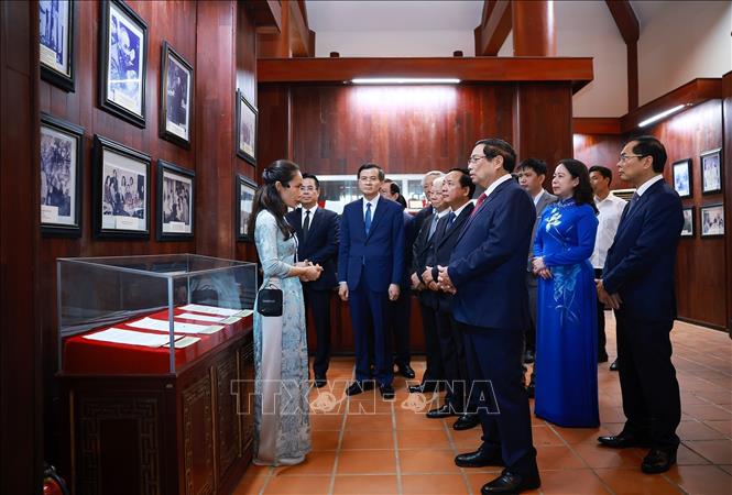 Thủ tướng Phạm Minh Chính tham quan trưng bày hình ảnh và hiện vật về Thủ tướng Phạm Văn Đồng ở xã Mộ Đức, tỉnh Quảng Ngãi. Ảnh: Dương Giang-TTXVN 
