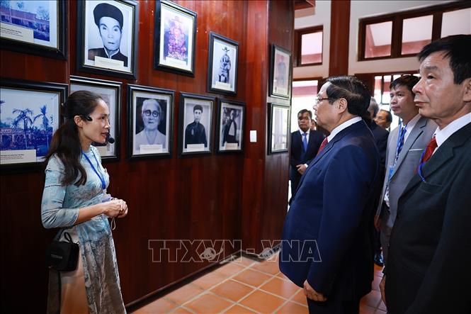 Thủ tướng Phạm Minh Chính tham quan trưng bày hình ảnh và hiện vật về Thủ tướng Phạm Văn Đồng ở xã Mộ Đức, tỉnh Quảng Ngãi. Ảnh: Dương Giang-TTXVN 
