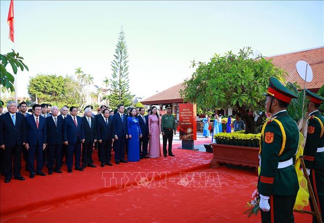 Thủ tướng Phạm Minh Chính dâng hương, dâng hoa tưởng nhớ đồng chí Phạm Văn Đồng tại Khu lưu niệm Thủ tướng Phạm Văn Đồng ở xã Mộ Đức, tỉnh Quảng Ngãi. Ảnh: Dương Giang-TTXVN 
