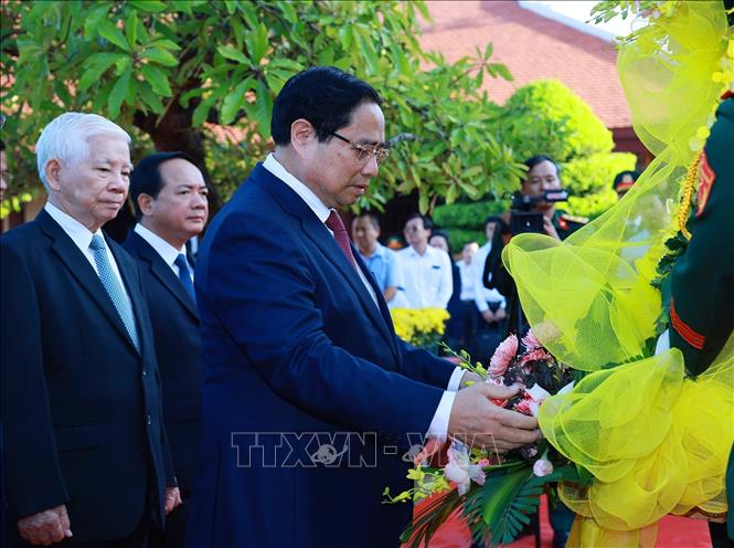 Thủ tướng Phạm Minh Chính dâng hoa tưởng nhớ đồng chí Phạm Văn Đồng tại Khu lưu niệm Thủ tướng Phạm Văn Đồng ở xã Mộ Đức, tỉnh Quảng Ngãi. Ảnh: Dương Giang-TTXVN 
