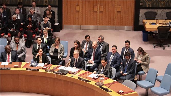 Đại sứ Pháp tại LHQ Jérôme Bonnafont (hàng đầu, thứ 2, phải sang) kêu gọi giảm leo thang căng thẳng và khẳng định tôn trọng luật pháp quốc tế là điều kiện tiên quyết cho an ninh lâu dài tại khu vực Trung Đông và trên thế giới. Ảnh: Thanh Tuấn - Phóng viên TTXVN tại Mỹ