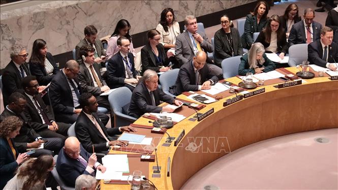 Tổng thư ký LHQ Antonio Guterres (hàng đầu, thứ 3, trái sang) phát biểu mở đầu phiên họp khẩn cấp đặc biệt của Hội đồng Bảo an LHQ về vụ Mỹ và Israel tấn công Iran. Ảnh: Thanh Tuấn - Phóng viên TTXVN tại Mỹ