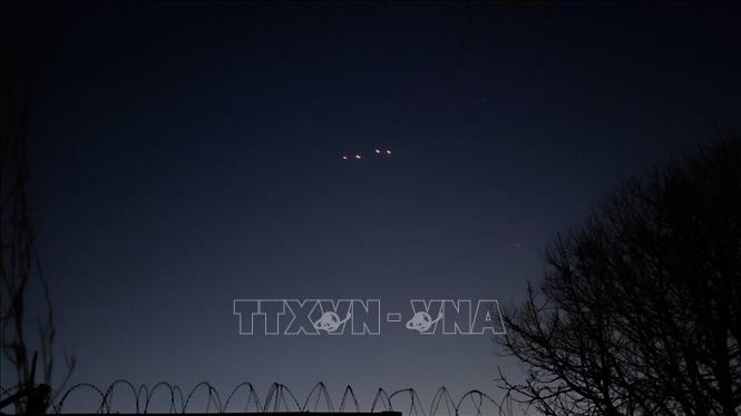 Lực lượng phòng không Afghanistan nổ súng đáp trả các cuộc không kích của Pakistan ngày 1/3/2026. Ảnh: THX/TTXVN