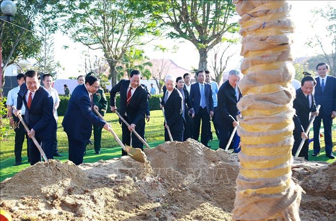 Prime Minister Pham Minh Chinh and delegates plant trees at the Pham Van Dong Memorial Site in Mo Duc Commune, Quang Ngai Province. Photo: Duong Giang – VNA