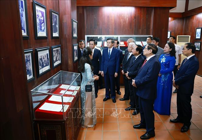 Prime Minister Pham Minh Chinh visits the exhibition of photos and artifacts on Prime Minister Pham Van Dong at the memorial site in Mo Duc Commune, Quang Ngai Province. Photo: Duong Giang – VNA