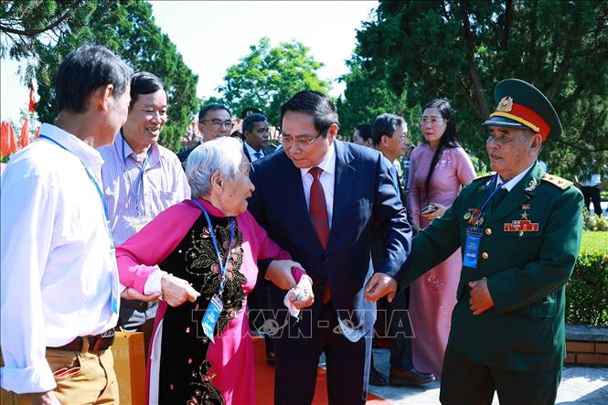 Thủ tướng Phạm Minh Chính với Mẹ Việt Nam Anh hùng, Anh hùng Lực lượng vũ trang nhân dân tham dự Lễ kỷ niệm 120 năm Ngày sinh Thủ tướng Phạm Văn Đồng. Ảnh: Dương Giang-TTXVN