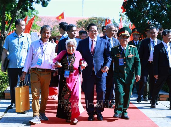 Thủ tướng Phạm Minh Chính với Mẹ Việt Nam Anh hùng, Anh hùng Lực lượng vũ trang nhân dân tham dự Lễ kỷ niệm 120 năm Ngày sinh Thủ tướng Phạm Văn Đồng. Ảnh: Dương Giang-TTXVN