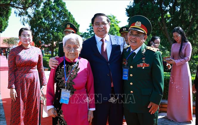 Thủ tướng Phạm Minh Chính với Mẹ Việt Nam Anh hùng, Anh hùng Lực lượng vũ trang nhân dân tham dự Lễ kỷ niệm 120 năm Ngày sinh Thủ tướng Phạm Văn Đồng. Ảnh: Dương Giang-TTXVN