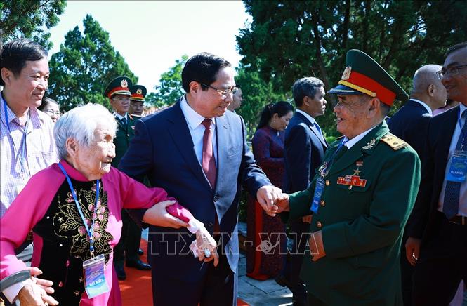 Thủ tướng Phạm Minh Chính với Mẹ Việt Nam Anh hùng, Anh hùng Lực lượng vũ trang nhân dân tham dự Lễ kỷ niệm 120 năm Ngày sinh Thủ tướng Phạm Văn Đồng. Ảnh: Dương Giang-TTXVN