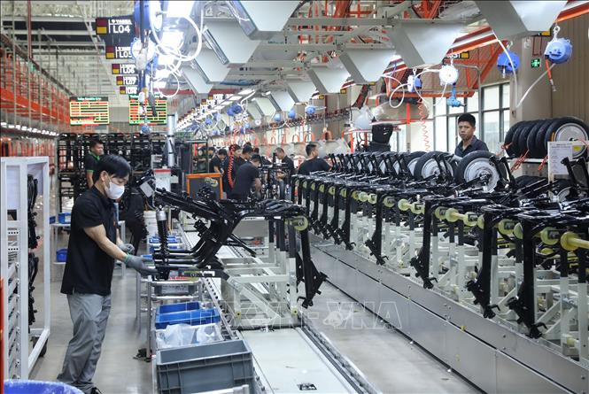 Dây chuyền sản xuất, lắp ráp xe. Ảnh: Danh Lam -TTXVN 