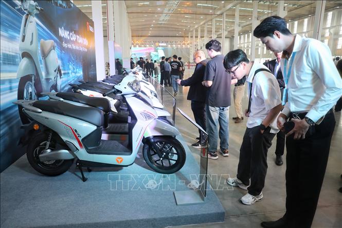 Các đại biểu tham quan các gian trưng bày xe. Ảnh: Danh Lam -TTXVN 