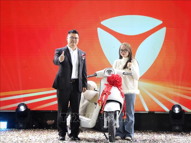 Ra mắt mẫu xe máy điện Yadea Osta. Ảnh: Danh Lam -TTXVN 