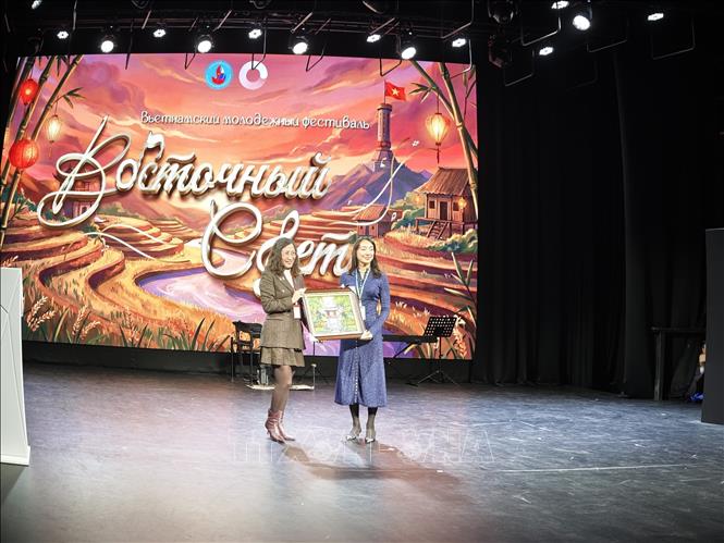 Bí thư thứ nhất Mai Nguyễn Tuyết Hoa (trái) trao quà lưu niệm cho đại diện trường Đại học Bách khoa Moskva. Ảnh: Tâm Hằng, phóng viên TTXVN tại LB Nga