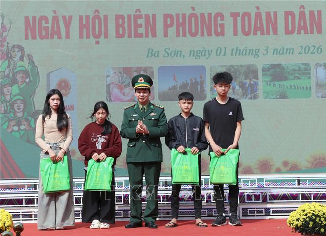 Lãnh đạo Đồn Biên phòng Ba Sơn, tỉnh Lạng Sơn tặng quà các em học sinh trong chương trình Con nuôi đồn biên phòng
Ảnh: Quang Duy – TTXVN