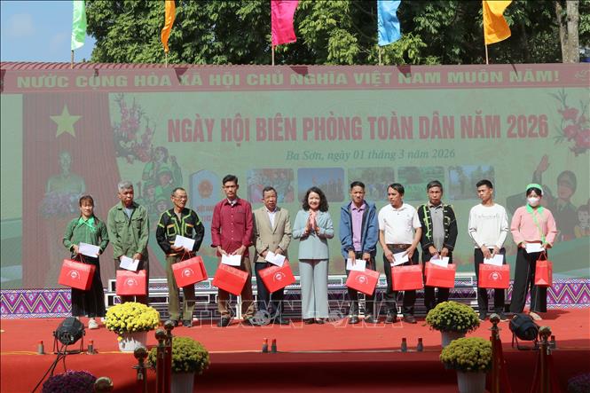 Đại diện Ủy Ban MTTQ Việt Nam tỉnh Lạng Sơn tặng quà các hộ gia đình và cá nhân tiêu biểu biên giới xã Ba Sơn
Ảnh: Quang Duy – TTXVN