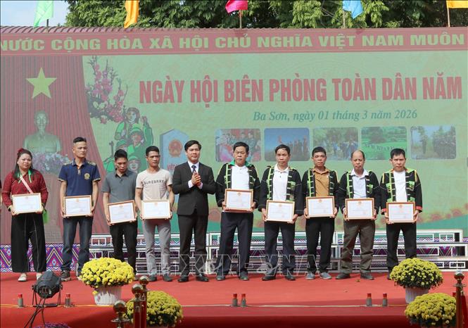 Các cá nhân, tập thể tại xã Ba Sơn, tỉnh Lạng Sơn nhận giấy khen vì có thành tích xuất sắc trong phong trào toàn dân tham gia bảo vệ chủ quyền lãnh thổ, an ninh biên giới quốc gia năm 2025
Ảnh: Quang Duy – TTXVN