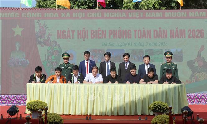Các trưởng thôn xã Ba Sơn, tỉnh Lạng Sơn ký kết giao ước Phong trào toàn dân tham gia bảo vệ chủ quyền lãnh thổ, an ninh biên giới quốc gia trong năm 2026
Ảnh: Quang Duy – TTXVN