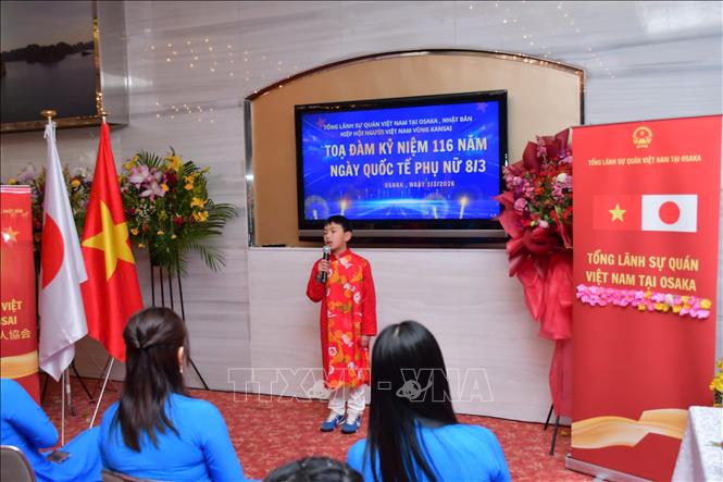 Bé Vũ Đức An hát bài “Em đưa cơm cho mẹ đi cày” tặng các cô các mẹ nhân ngày 8/3./. Ảnh: Nguyễn Tuyến – Pv TTXVN tại Nhật Bản