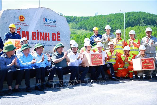 Thủ tướng Phạm Minh Chính tặng quà các đơn vị thi công tra Dự án tuyến đường cao tốc đoạn Hoài Nhơn - Quy Nhơn. Ảnh: Dương Giang-TTXVN 
