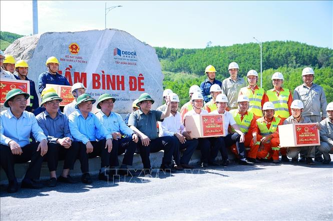 Thủ tướng Phạm Minh Chính tặng quà các đơn vị thi công tra Dự án tuyến đường cao tốc đoạn Hoài Nhơn - Quy Nhơn. Ảnh: Dương Giang-TTXVN 