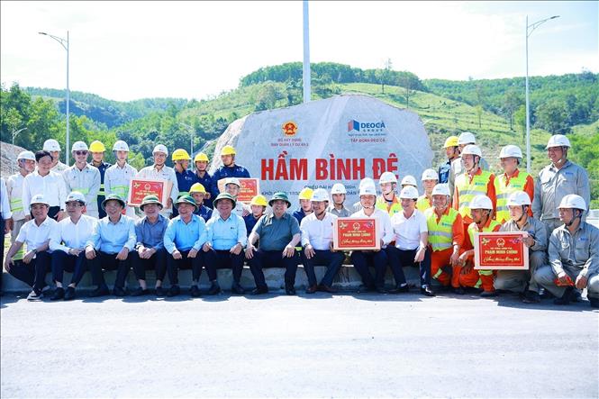 Thủ tướng Phạm Minh Chính tặng quà các đơn vị thi công tra Dự án tuyến đường cao tốc đoạn Hoài Nhơn - Quy Nhơn. Ảnh: Dương Giang-TTXVN 