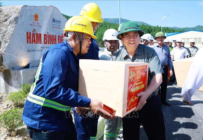 Thủ tướng Phạm Minh Chính tặng quà các đơn vị thi công tra Dự án tuyến đường cao tốc đoạn Hoài Nhơn - Quy Nhơn. Ảnh: Dương Giang-TTXVN 