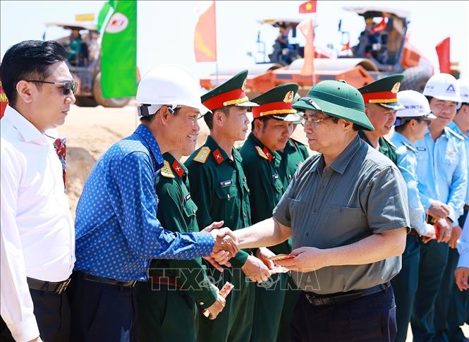Thủ tướng Phạm Minh Chính tặng quà các đơn vị thi công dự án xây dựng đường cất hạ cánh số 2 Cảng hàng không Phù Cát (Gia Lai). Ảnh: Dương Giang-TTXVN 