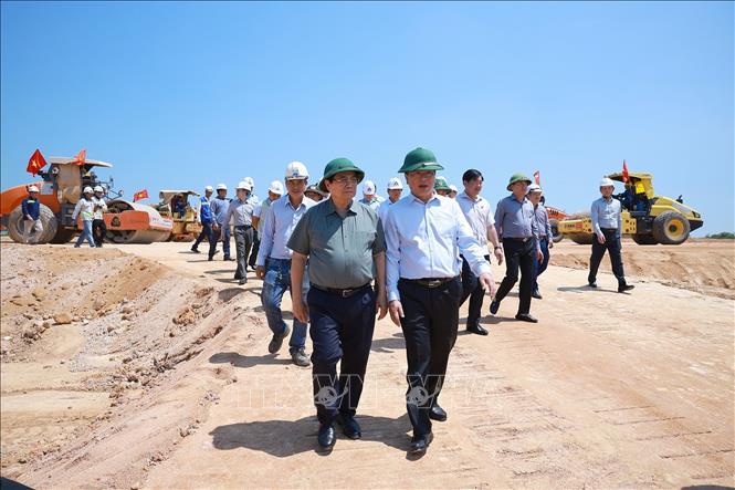Thủ tướng Phạm Minh Chính kiểm tra tiến độ thi công dự án xây dựng đường cất hạ cánh số 2 Cảng hàng không Phù Cát (Gia Lai). Ảnh: Dương Giang-TTXVN 